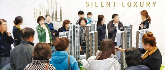 지난 10일 열린 르엘캐슬갤러리 방문객들이 유니트를 둘러보며 분양관계자의 설명을 듣고 있다.<연합뉴스>